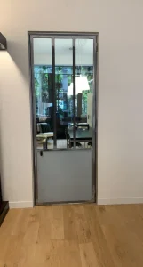 Porte vitrée en métal sur mesure installée dans un bureau