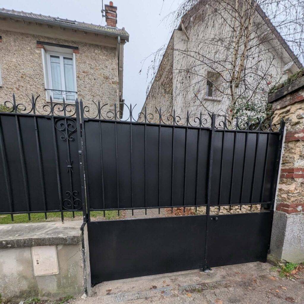 Portail métallique du XIXᵉ siècle restauré, avec une finition anti-rouille et peinture protectrice