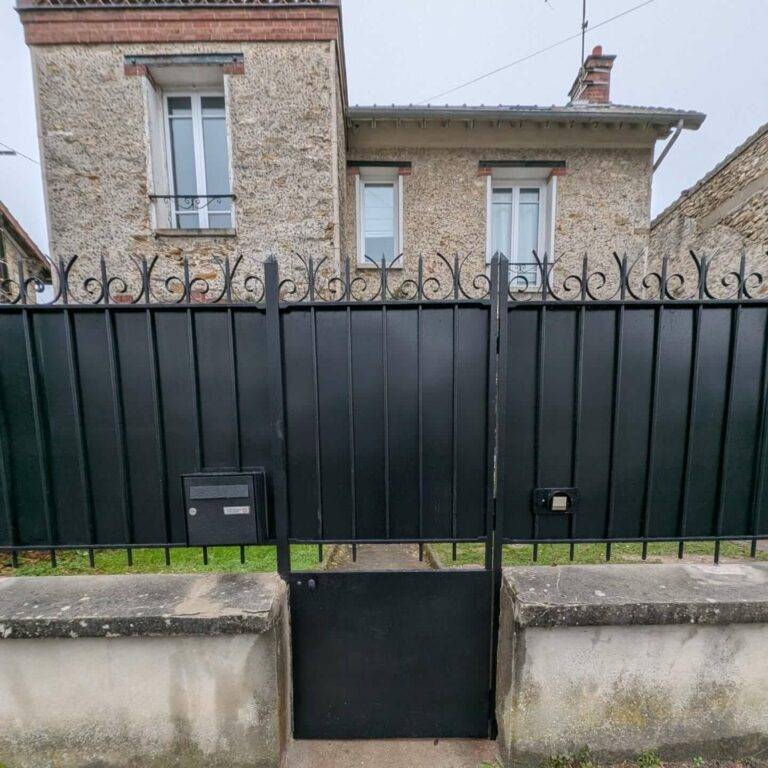 Portillon en métal du XIXᵉ siècle restauré, avec conservation des traces historiques