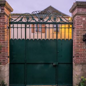 Portail du XIXᵉ siècle restauré, propriété de la famille Eiffel, posé vue arrière