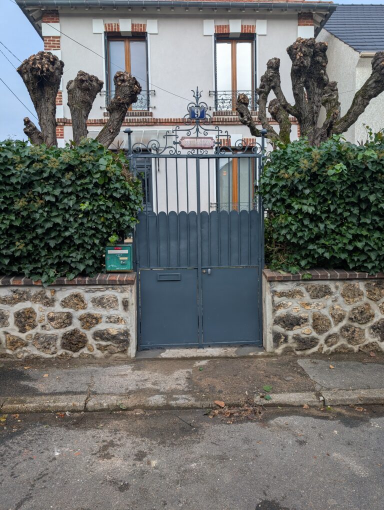 Portail du XIXᵉ siècle restauré, propriété de la famille Eiffel, à déposer vue avant