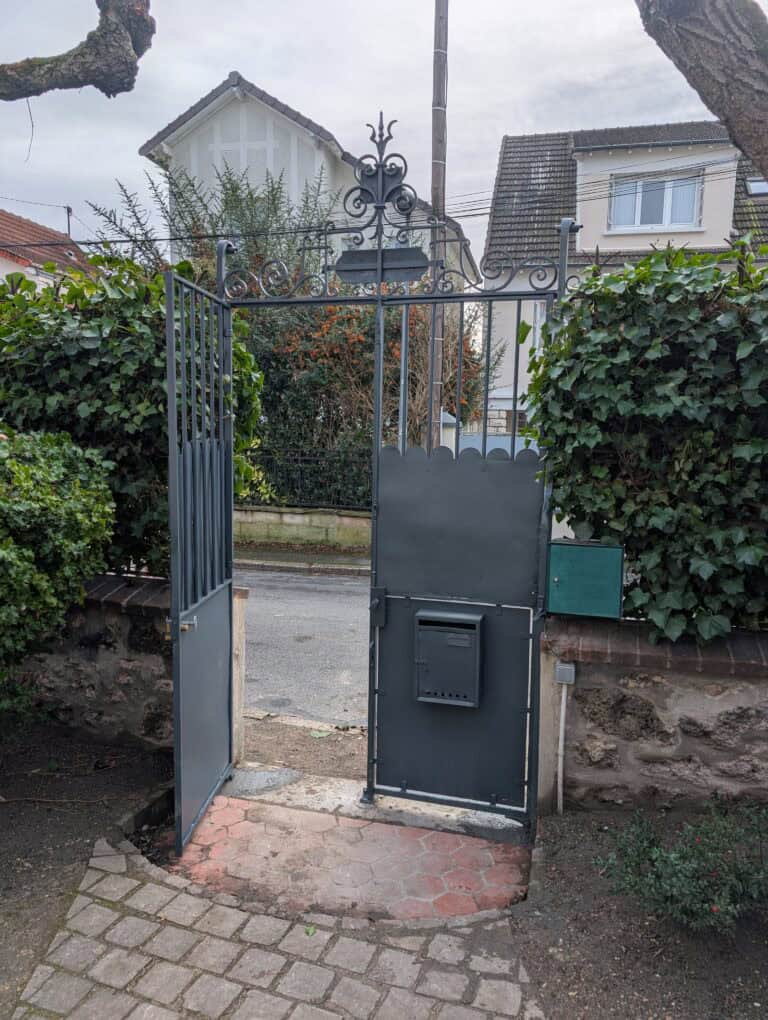 Portail du XIXᵉ siècle restauré, propriété de la famille Eiffel, à déposer vue arrière