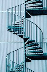 Escalier extérieur en forme de spirale