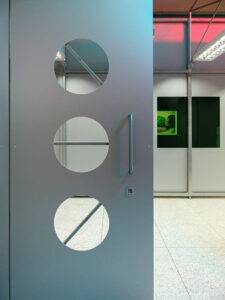 Porte avec 3 ouvertures rondes