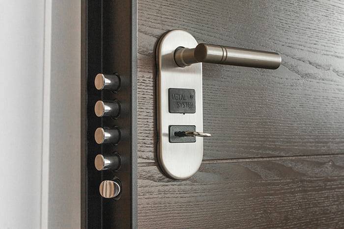 Porte avec une serrure sécurisée