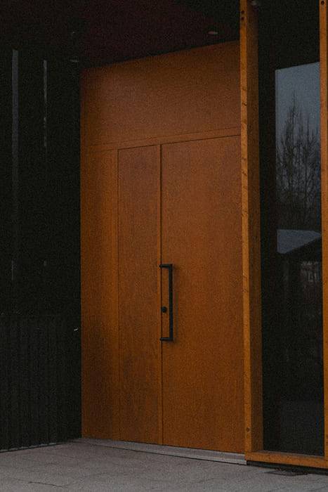 Porte 2 pans en bois massif