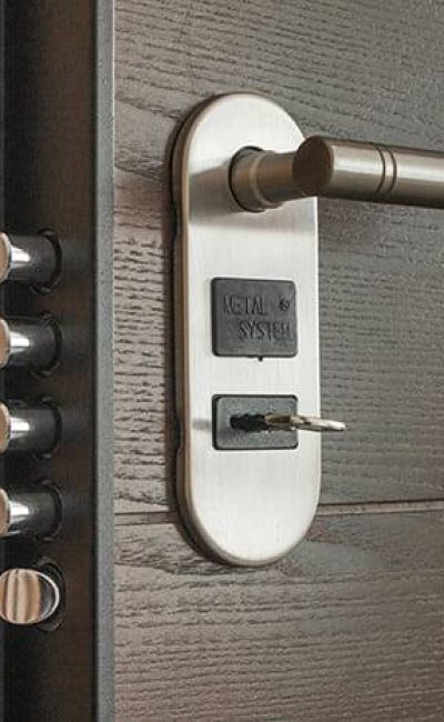 Porte avec une serrure sécurisée